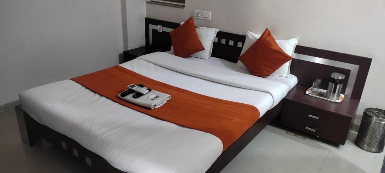 Hotel Raviraj Palace Rajkot Exterior photo